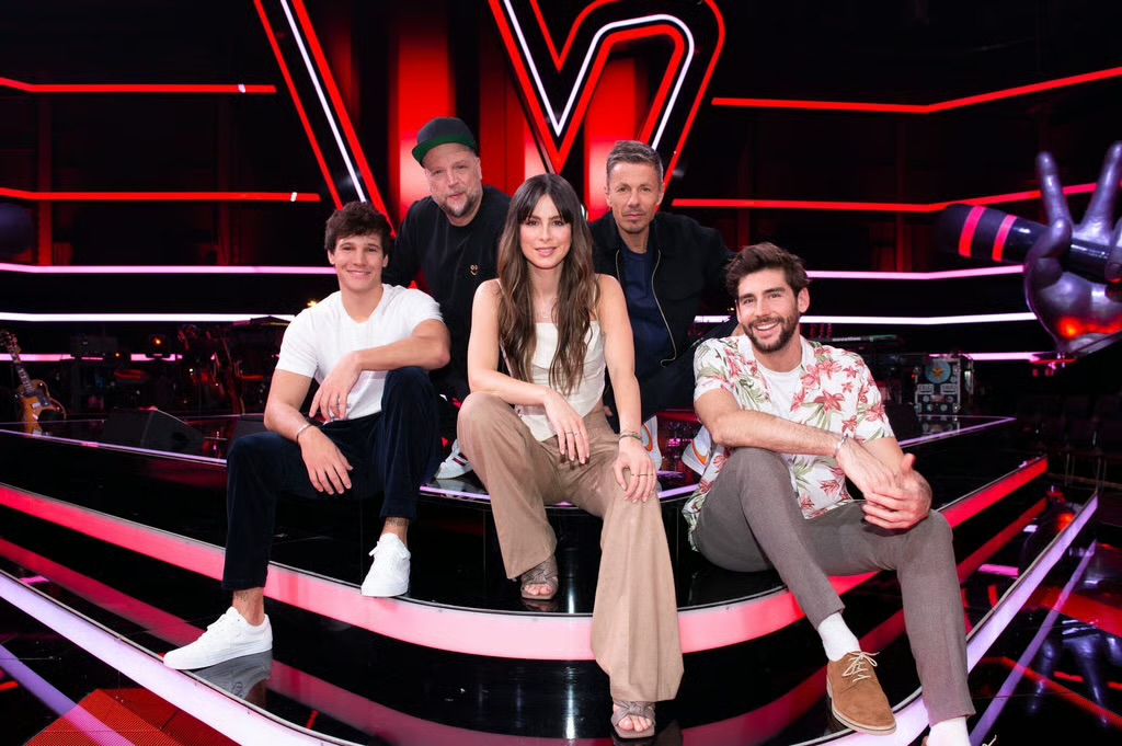 Team von The Voice Kids auf der Studiobühne