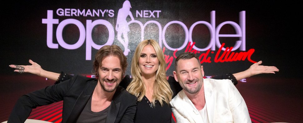Jury von Germany's Next Topmodel vor dem Show-Logo